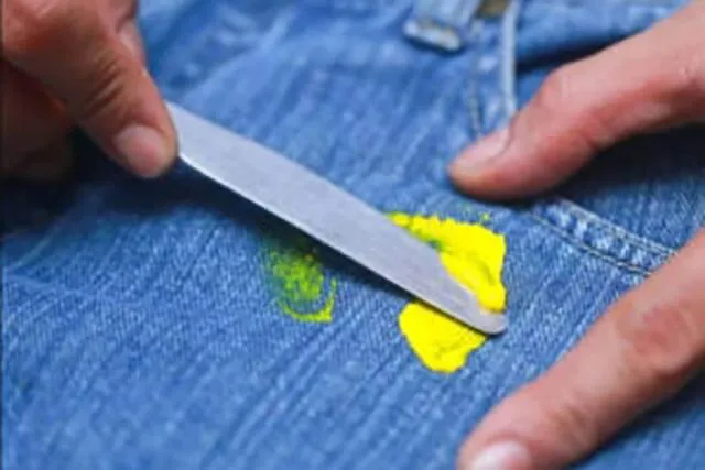 Как удалить пятно от лизуна с одежды