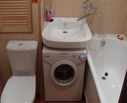 Стиральная машина в маленькой ванной комнате