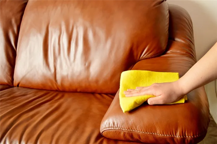 Краска, перья и подушечки пальцев на кожаных диванах