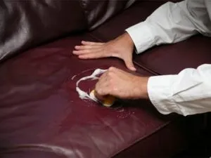 Масляные пятна на кожаных диванах