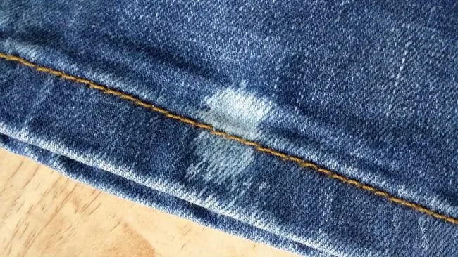 Пятнистые джинсы: стоит ли их пачкать и почему?