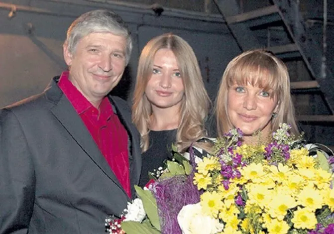 Елена Проклова и ее муж Андрей Трышин. В центре - их дочь Полина.