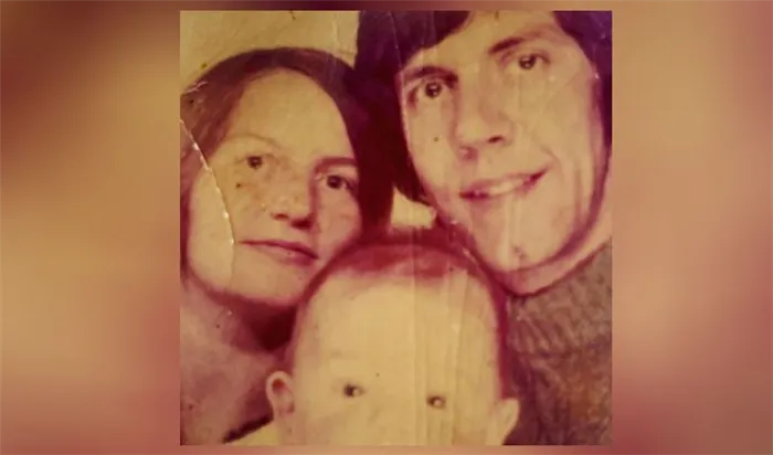 Ник Фрост в детстве с родителями.