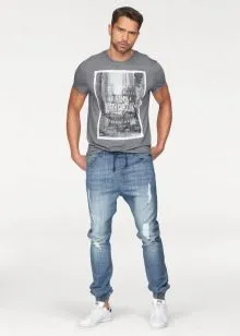 Как носить футболку с джинсами. Как носить свободную футболку с джинсами 21