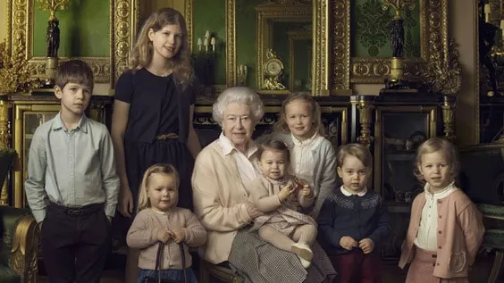 Королева Елизавета II с маленькими внуками и правнуками