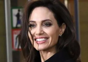 Анджелина Джоли - популярная актриса.
