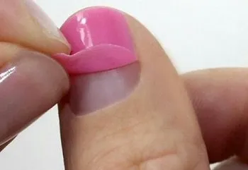 Жидкий лак для ногтей - одна из самых распространенных причин поломки гель-лака.