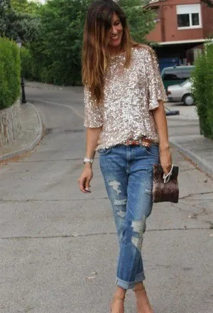 Рваные джинсы и блузка с золотыми блестками.
