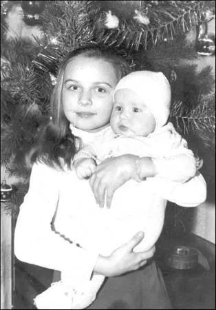 Таня в детстве со своей сестрой