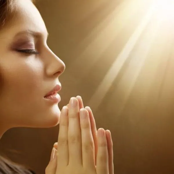 Женщина молится.