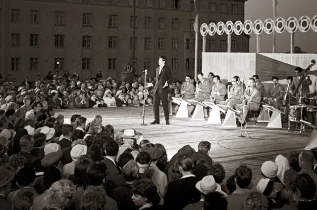 31.07.1962。 Азербайджанский певец Муслим Магомаев на 8-м Всемирном фестивале молодежи и студентов в Хельсинки