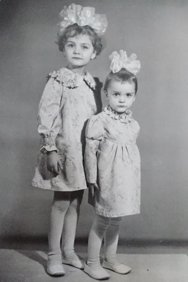 姉妹のアナスタシアとエレナ・スラネフスキー