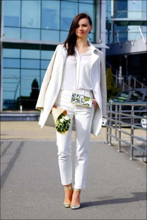 Белые брюки: стильные модели и модные образы. Что одеть с белыми брюками женщине фото 15