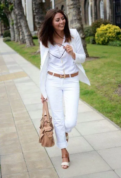 Белые брюки: стильные модели и модные образы. Что одеть с белыми брюками женщине фото 19