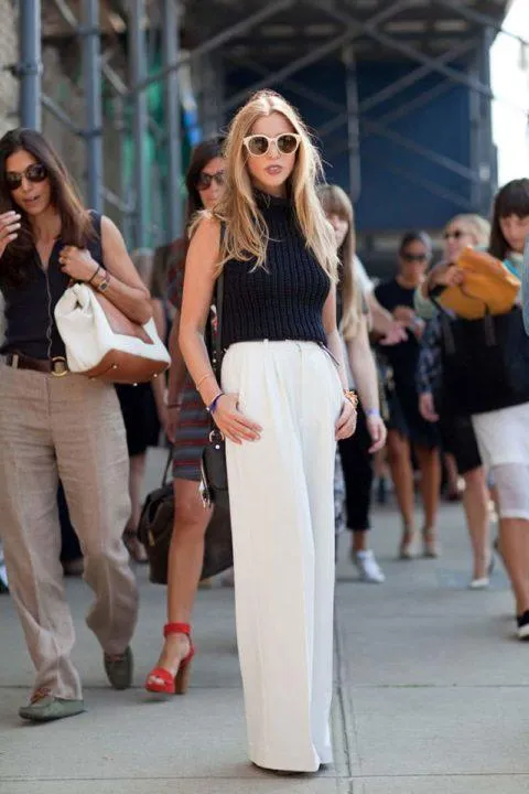 Белые брюки: стильные модели и модные образы. Что одеть с белыми брюками женщине фото 24