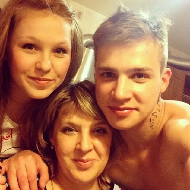 Олег Майами с матерью и сестрой