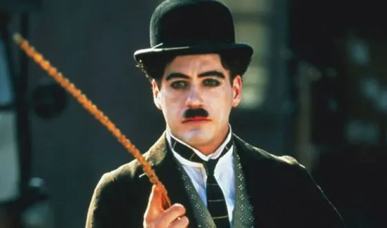 Роберт Дауни-младший в роли Чарли Чаплина.