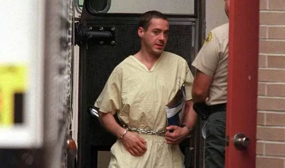 Июнь 1996 года: Роберт Дауни был осужден за хранение наркотиков и оружия.