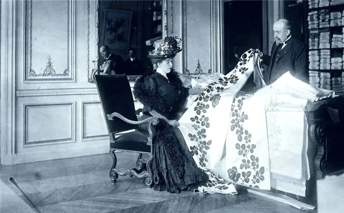 Чарльз Уорт разрабатывал и создавал одежду для социально сознательных женщин, включая принцесс, императриц, певиц и актрис.