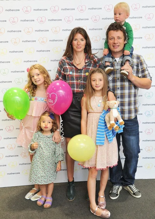 Фотографии Джейми Оливера с женой и детьми.