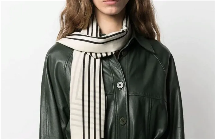 Как носить шарф с пальто: 10 стильных образов для всех возрастов