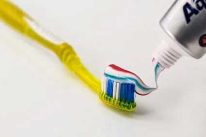Зубная паста - один из ответов на вопрос, чем можно заменить раствор для снятия лака с ногтей.