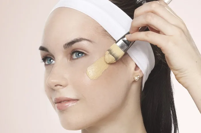 Для обеспечения равномерного покрытия макияж следует наносить кистью. /Фото: syl.ru