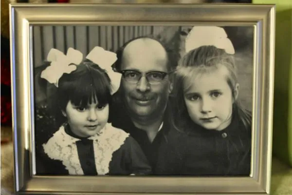 НикаБелоцерковская в детстве с отцом и сестрой (справа)