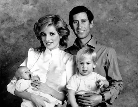 Принц Уильям в детстве в кругу семьи (на руках у отца)