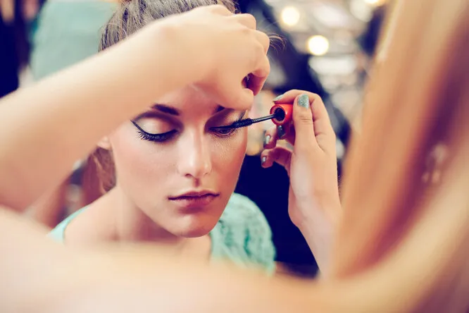 Как сделать глаза больше с помощью макияжа за 5 минут