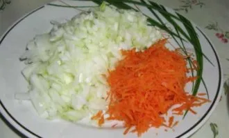Пока варится картофель, очистите и вымойте лук и морковь, лук нарежьте кубиками, а морковь натрите на терке.