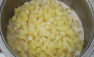 Слейте отвар из вареного картофеля в отдельную емкость. Вылейте полчашки сливок или молока на картофель.