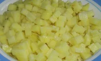 Очистите, вымойте и нарежьте картофель небольшими кубиками. Отварите картофель в 1,5 литрах подсоленной воды до готовности, снимая пену.