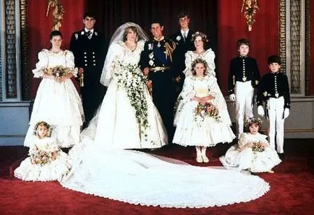 Брак принца Чарльза и принцессы Дианы.