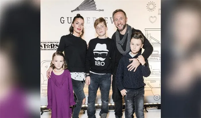 Оскар Кутчера с женой и детьми