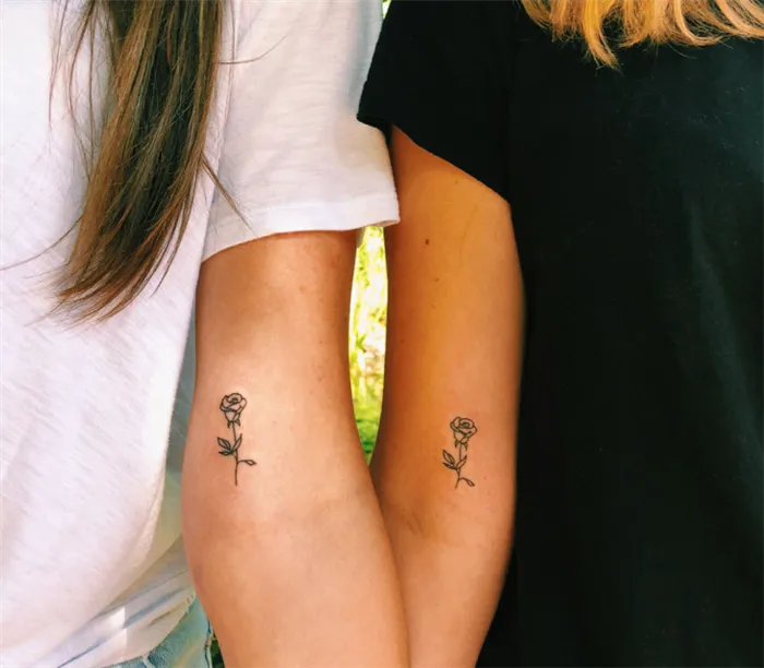 Парные татуировки подружек