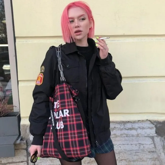 Алина Олешева курит