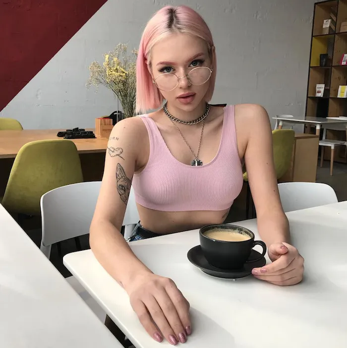 Алина Олешева в кафе