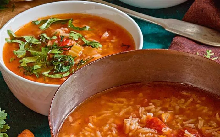 Суп без мяса с помидорами и рисом