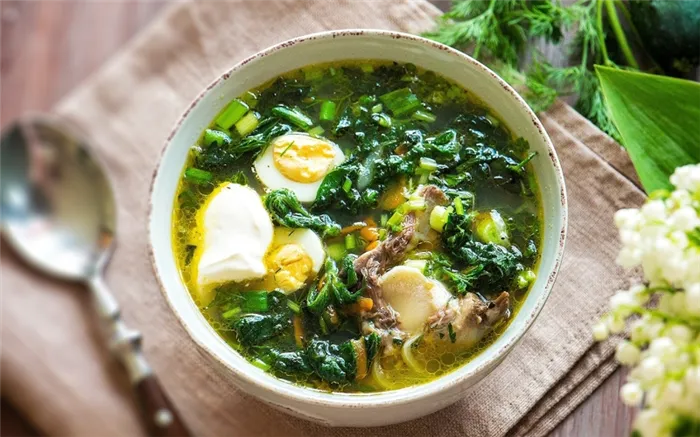 Летний овощной суп с молодой крапивой и яйцами