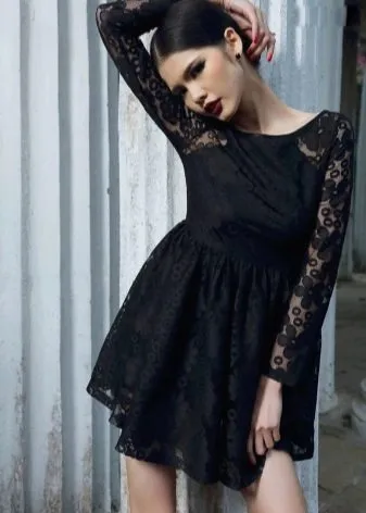 Черное кружевное платье с высокой талией