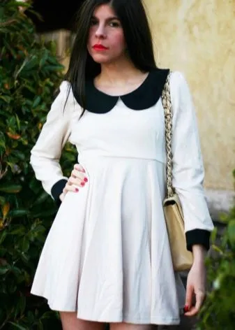 Белое трикотажное платье с высокой талией и черными воротником и манжетами