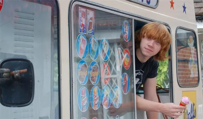 Руперт Гринт и его грузовик с мороженым.