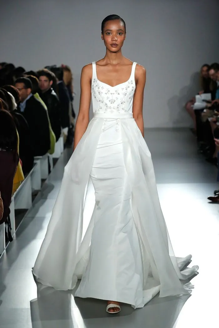 Свадебное платье невесты со съемным шлейфом из коллекции Amsale 2020