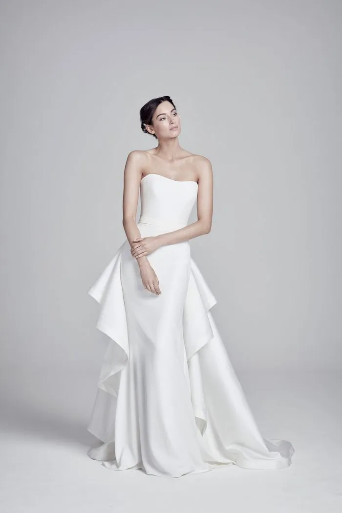 Сшитое свадебное платье со съемным шлейфом из коллекции Сюзанны Невилл 2020 года