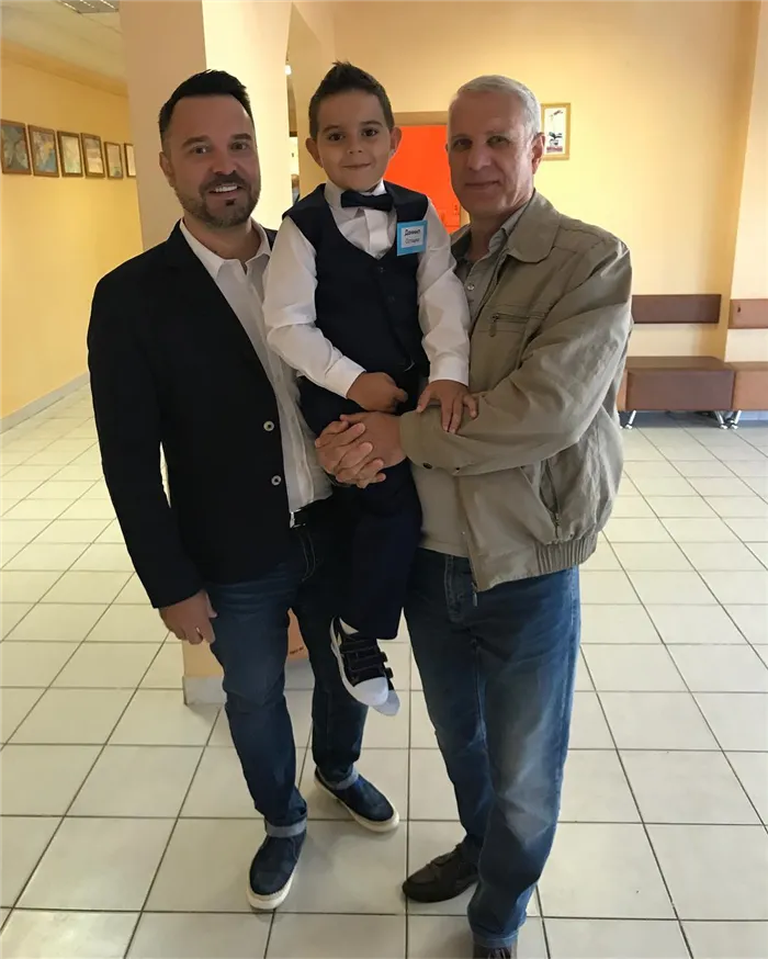 Руслан Осташко с отцом и сыновьями