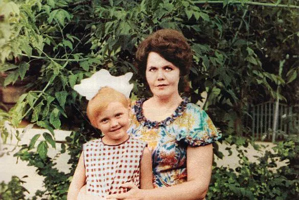 Валерия с матерью.