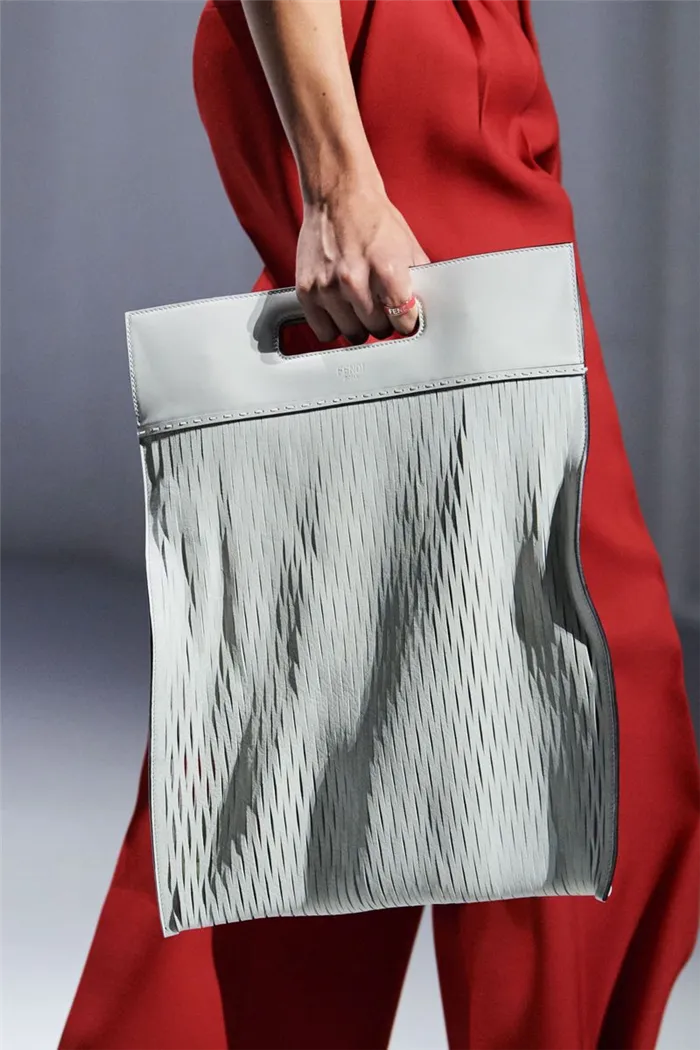 Модная сумка-пакет 2021 из коллекции Fendi