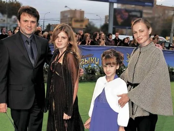 Тимур Кизяков с женой Еленой и дочерьми