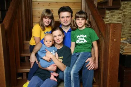 Тимур Кизяков с женой и детьми